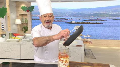 Cocinero Karlos Arguiñano preparando un plato