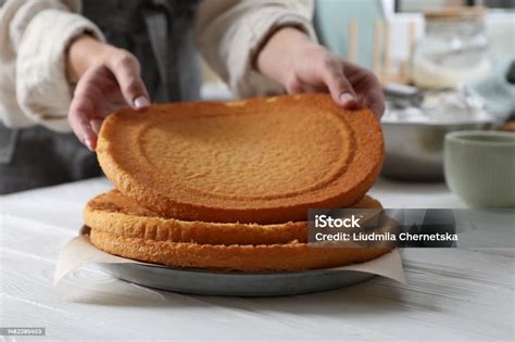 Variedad de bizcochos caseros en una mesa