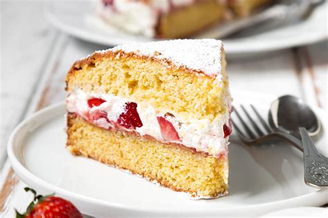 Bizcocho genovés decorado con fresas y nata