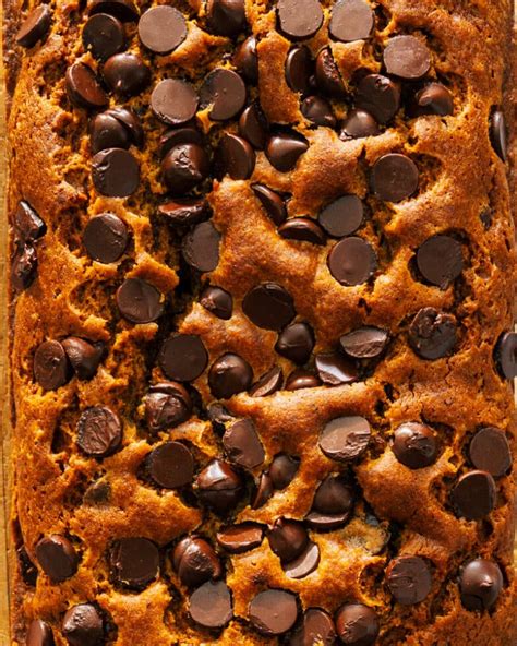 Pan dulce de calabaza y chocolate recién horneado
