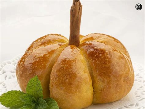 Pan de calabaza con forma de calabaza