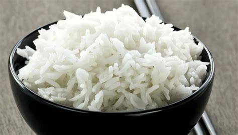 Arroz blanco cocido en un colador