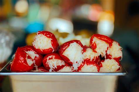 Pimientos rellenos horneándose en una bandeja