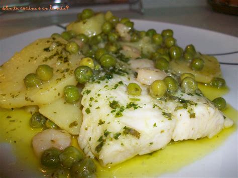 Merluza guisada con guisantes en una cazuela