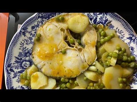 Ingredientes para merluza guisada con guisantes