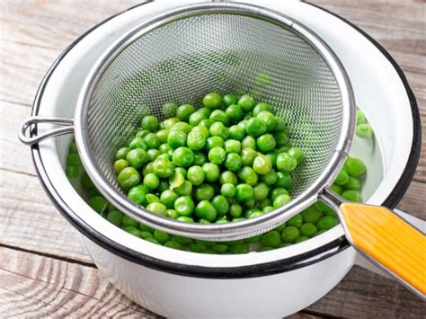 Guisantes frescos o congelados en un cazo