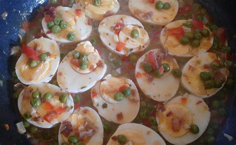 Merluza con guisantes y huevos cocidos