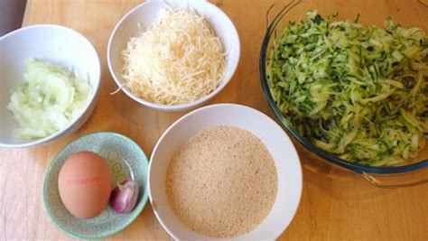 Proceso de rallado de calabacín para quenelles