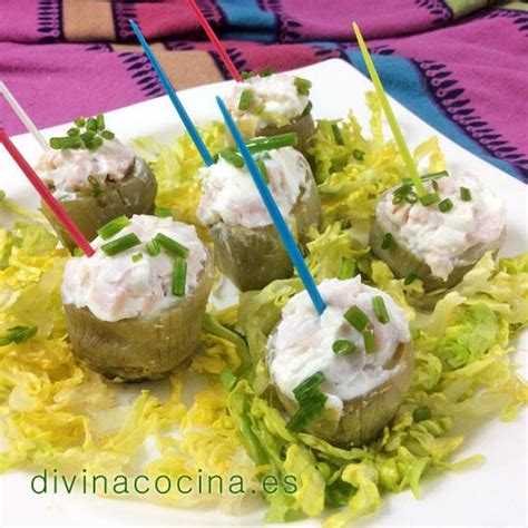 Mini alcachofas rellenas presentadas en una bandeja