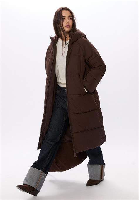 Variaciones de looks casuales con abrigo marrón chocolate