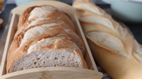 Pan del día anterior cortado en rebanadas gruesas