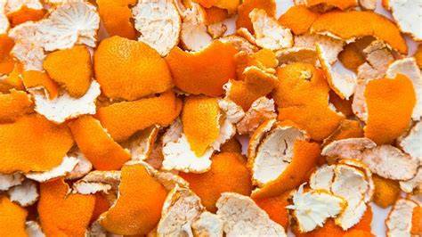 Leche infusionándose con cáscaras de naranja y limón