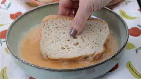 Torrejas rebozándose en huevo batido