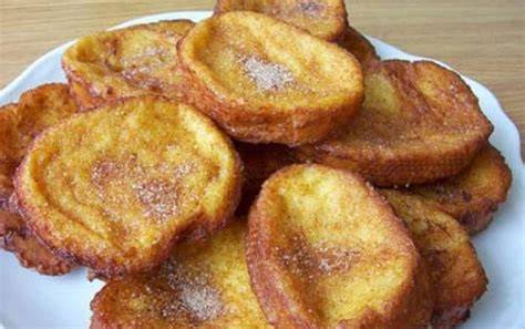 Torrejas recién hechas espolvoreadas con azúcar y canela