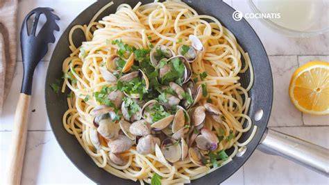 Plato de espaguetis con almejas y perejil fresco