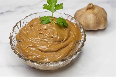 Alioli de ajo negro servido en un cuenco pequeño