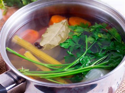 Caldo de verduras casero en una olla