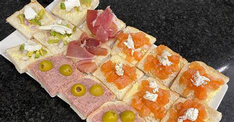 bandeja de canapés de jamón y mayonesa decorados