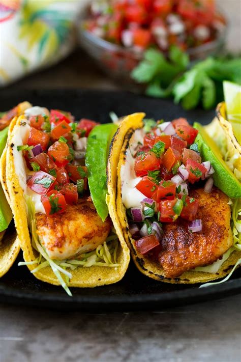 tacos de pescado fresco con mayonesa y aguacate