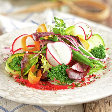 Ensalada gourmet con ingredientes coloridos y texturas variadas