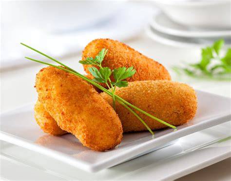 plato de croquetas caseras de bonito recién hechas