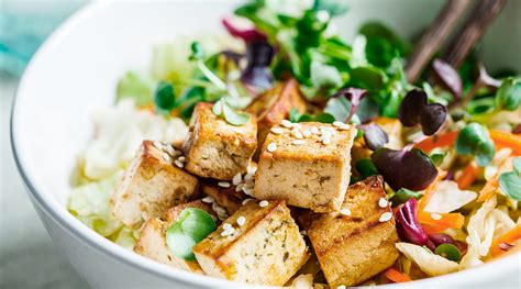 Ensalada fresca de tofu y espinacas con ingredientes coloridos