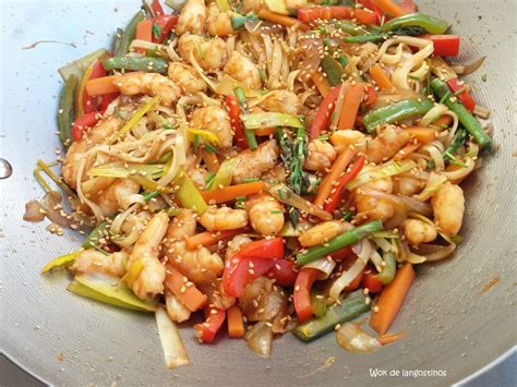 Wok con langostinos y salsa de coco