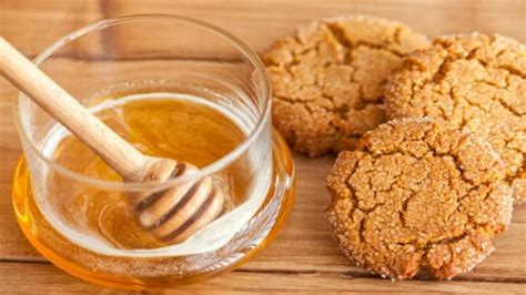 paquete de galletas de miel con ingredientes naturales
