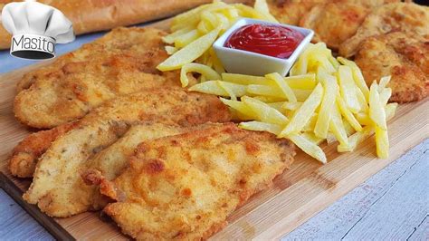 Pechuga de pollo empanada con guarnición de ensalada y patatas