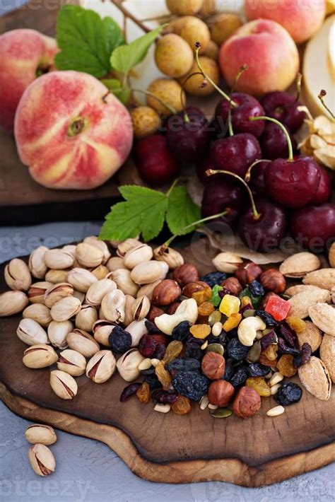 Frutas frescas y frutos secos para decorar postres