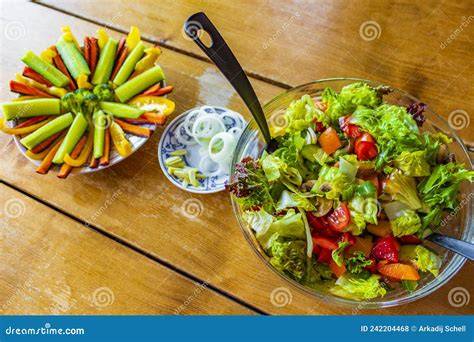 Verduras cortadas en un bol antes de cocinar