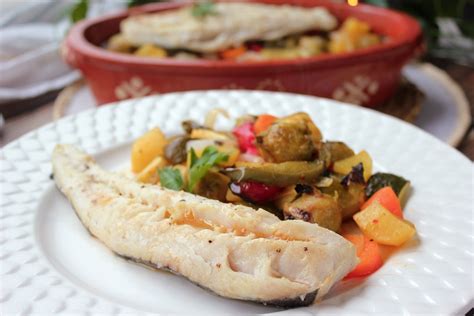 Merluza sobre base de verduras en fuente de horno
