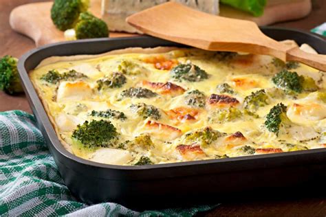Plato de escalopes de ave con guarnición de gratinado de brócoli