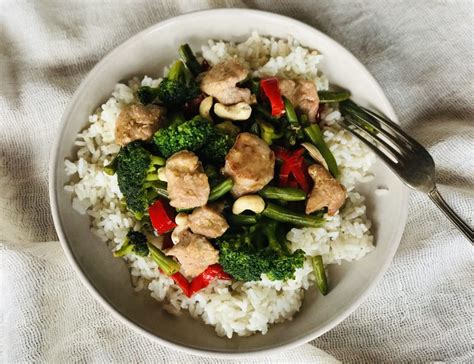 Wok con pollo, brócoli y arroz integral salteados