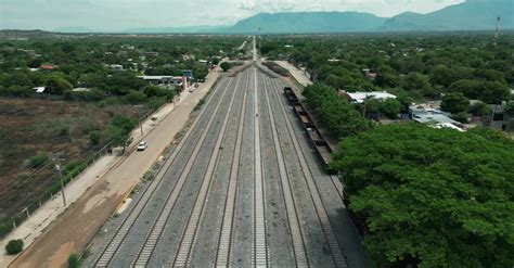 Paisaje rural español con vías de tren y postes de telégrafo