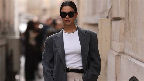 Diagrama de estilo de camiseta oversize, mostrando cómo combinarla con diferentes accesorios para un look moderno.
