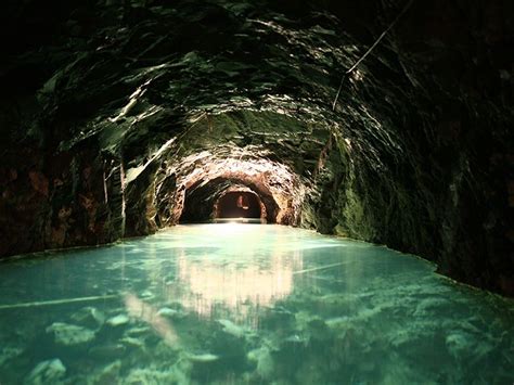 Interior de la Mina de Petróleo de Riutort