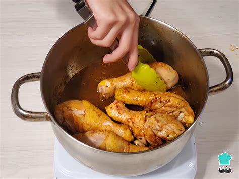 Dorando cubos de pollo en una olla