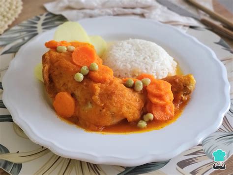 Plato de guiso de pollo argentino servido