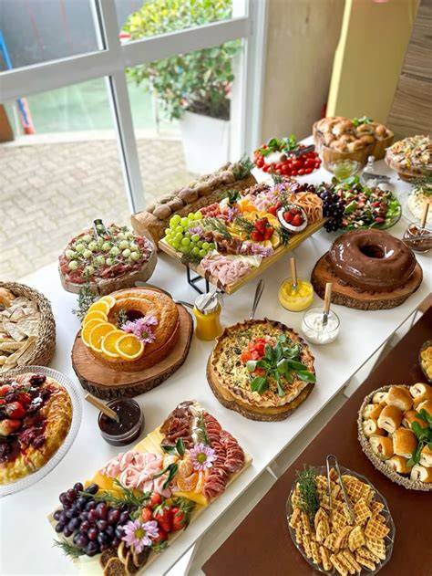 Mesa de brunch con productos de panadería y pastelería de Portugalete