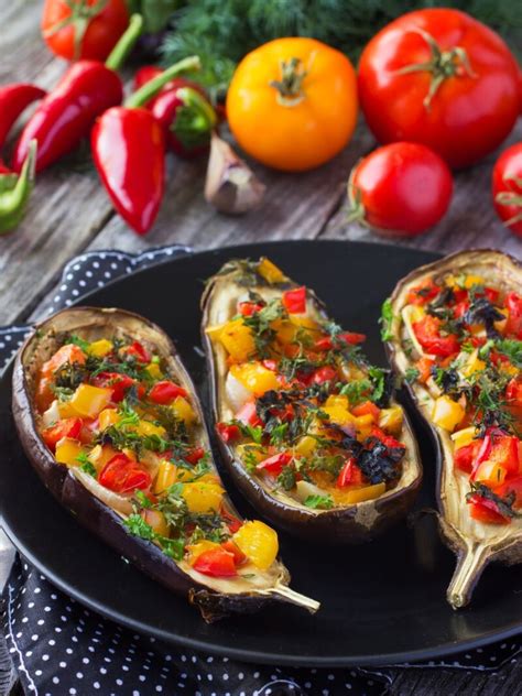sardinas rellenas de verduras servidas en una bandeja de hierro fundido