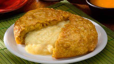Ingredientes para hacer tortillas de verde: plátanos verdes, queso, mantequilla