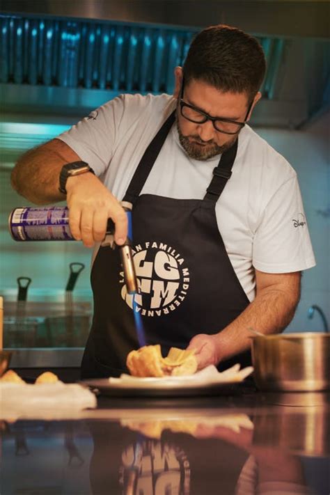 Dani García cocinando alcachofas