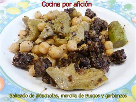 Salteado de garbanzos con alcachofas y morcilla