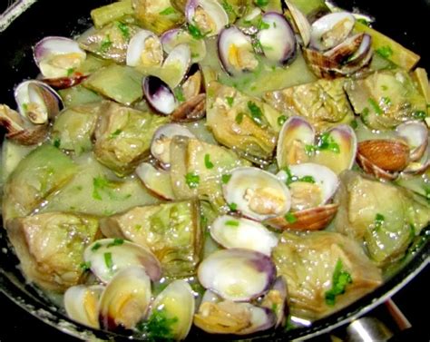 Alcachofas con almejas en salsa