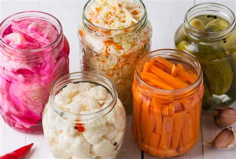 Mesa con diferentes tipos de vegetales fermentados