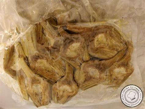 Alcachofas frescas en bolsa de plástico en el frigorífico