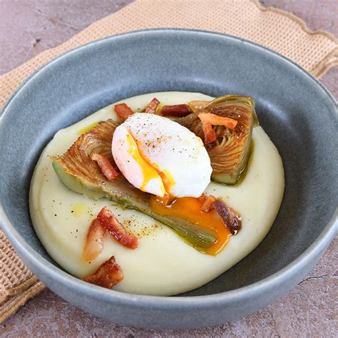 Plato terminado de alcachofas con puré de patata y jamón