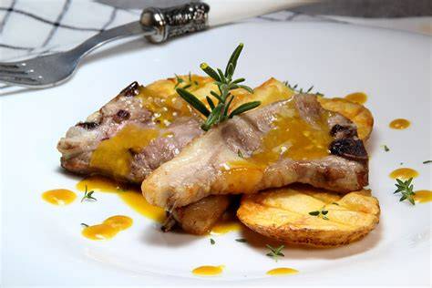 Chuletas de cordero rellenas de sobrasada envueltas en masa