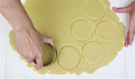 Proceso de estirado y corte de la masa para pasteles de boniato